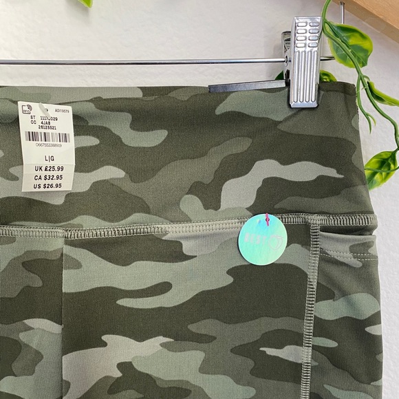 SOLD    VS PINK • Ultimate Camo Stretch Bike Short - Picture 4 of 12